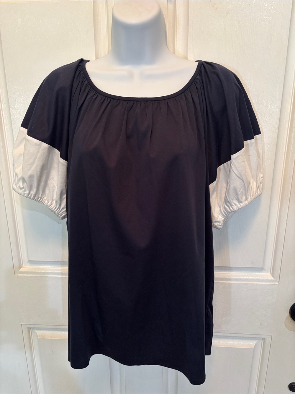 Ladies Ann Taylor Navy Top with White Puff Sleeves Size M